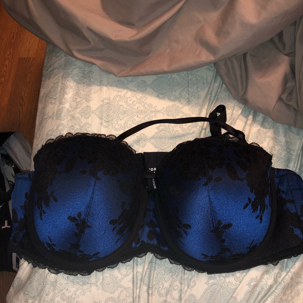 Beautiful lace bra with removable straps